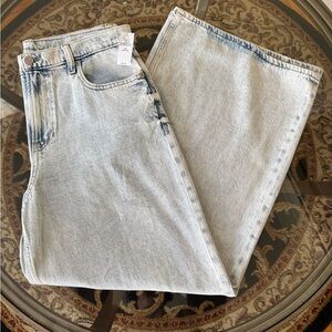 ✨NWT✨GAP LOW SLUNG ULTRASOFT EXTRA BAGGY JEANS

SZE 29 

COLOR: LIGHT INDIGO